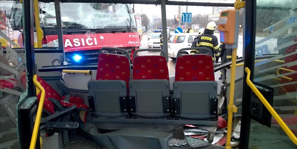 V bratislavskej rannej špičke sa zrazil autobus s autom, zranili sa štyria cestujúci