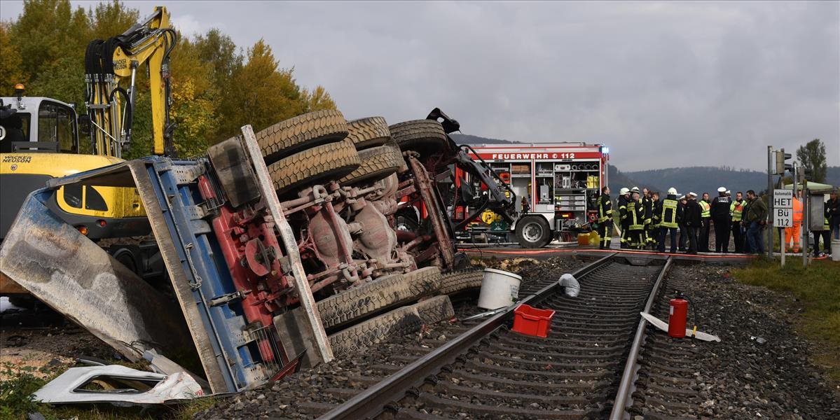 V Nemecku sa zrazil vlak s nákladným autom, zahynul najmenej jeden človek