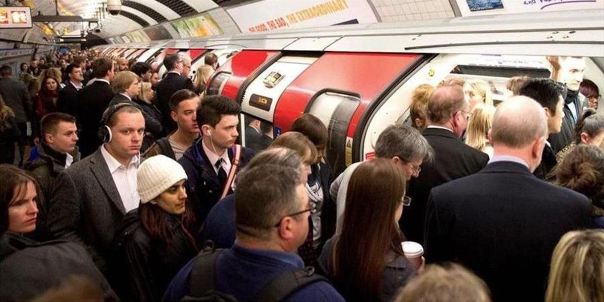 Britská protiteroristická polícia po incidente v londýnskom metre zatkla mladíka