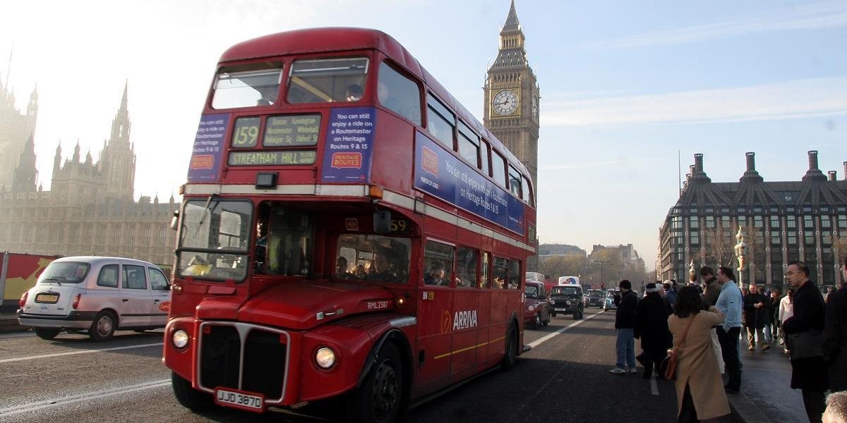 Autobus plný ľudí vrazil v Londýne do železničného mosta