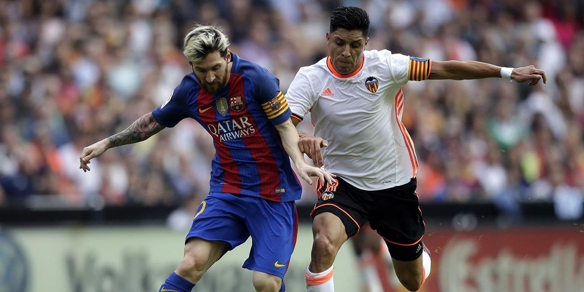 Barcelona vyhrala vo Valencii, ale prišla o zraneného Iniestu