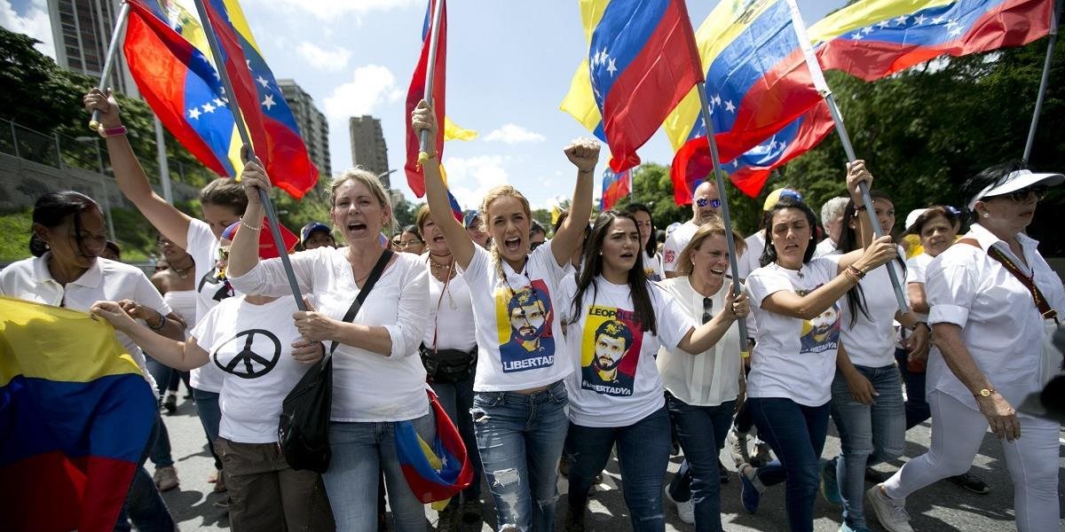 Tisíce žien oblečených v bielom demonštrovali proti prezidentovi Madurovi