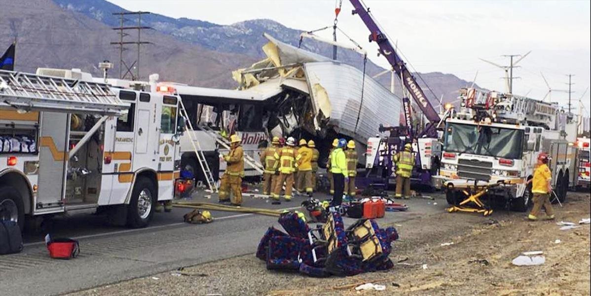 VIDEO Obrovská tragédia v Kalifornii: Autobus narazil do kamióna, hlásia 13 mŕtvych