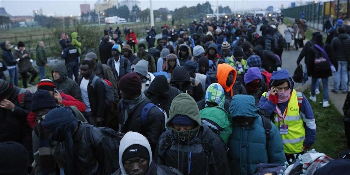 NAŽIVO Francúzske orgány začali s likvidáciu utečeneckého tábora v Calais: Migranti sa búria