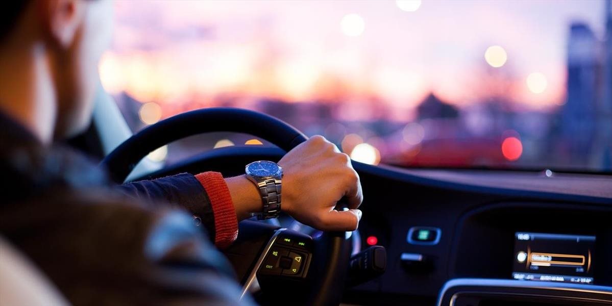 Dopravný psychológ: Pozornosť za volantom znižujú vodičovi zlozvyky