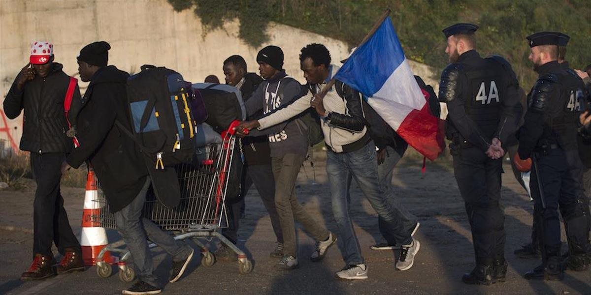 Vo Francúzsku pokračuje vysťahúvanie obyvateľov tábora v Calais