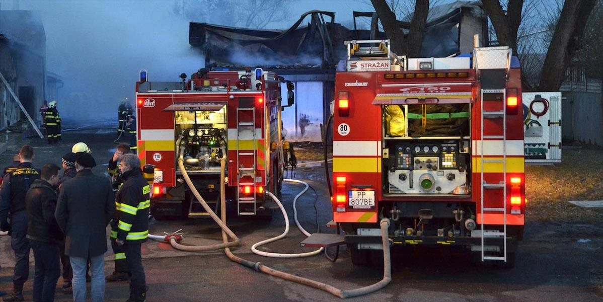 Mohutný požiar v Považskej Bystrici: Hasiči zasahujú vo výrobnej hale už viac ako 14 hodín