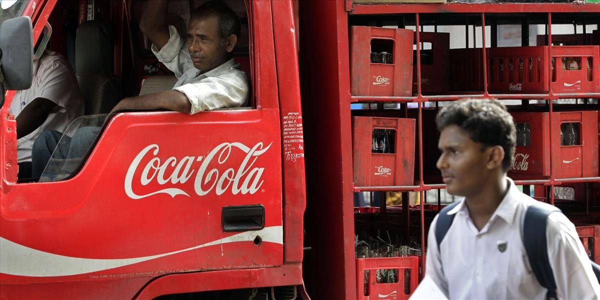 Zisk koncernu Coca-Cola sa prepadol o takmer 30 percent