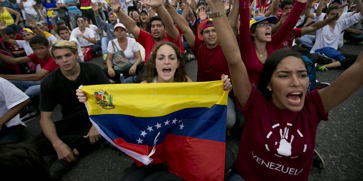 Po protestoch proti venezuelskému prezidentovi Madurovi jeden mŕtvy a desiatky zranených