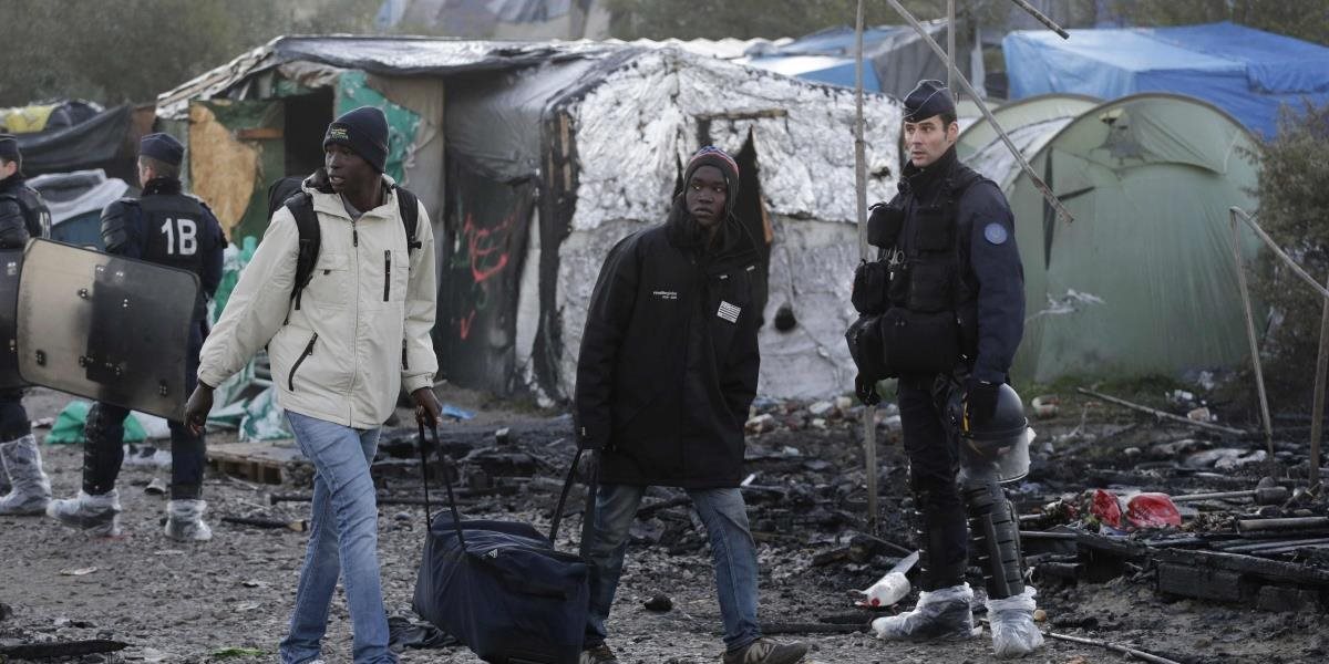 Džungľa v Calais stále nie je prázdna, nocovali v nej aj deti