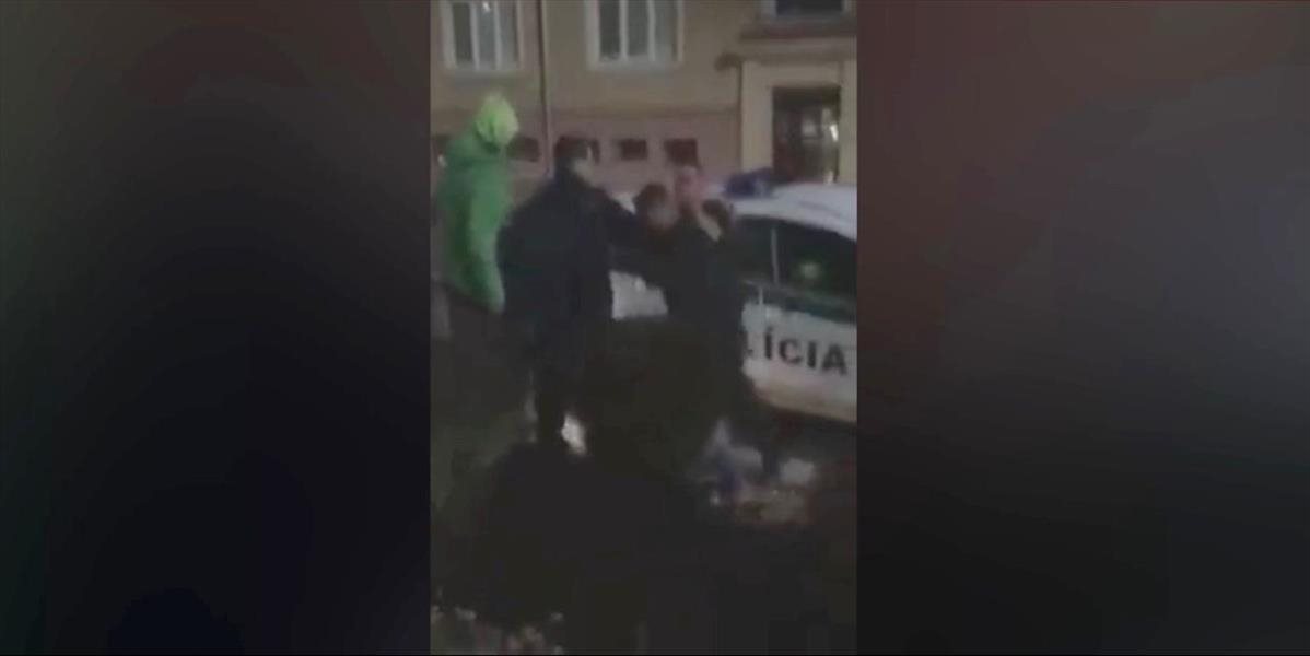 VIDEO Policajt dal mladíkovi facku bez príčiny: Polícia vysvetľuje okolnosti