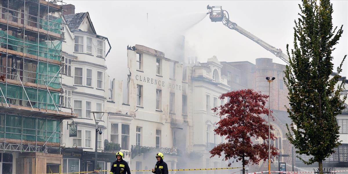 VIDEO Rozsiahly požiar zničil pravdepodobne najstarší hotel v Anglicku