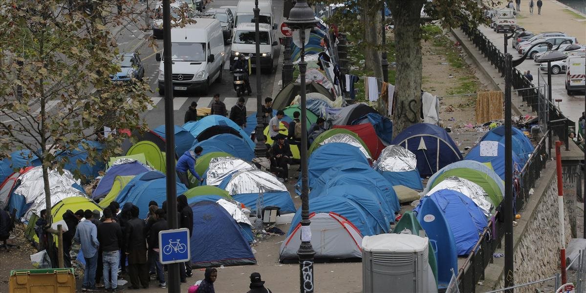Hollande: Francúzsko nebude tolerovať provizórne tábory na uliciach Paríža