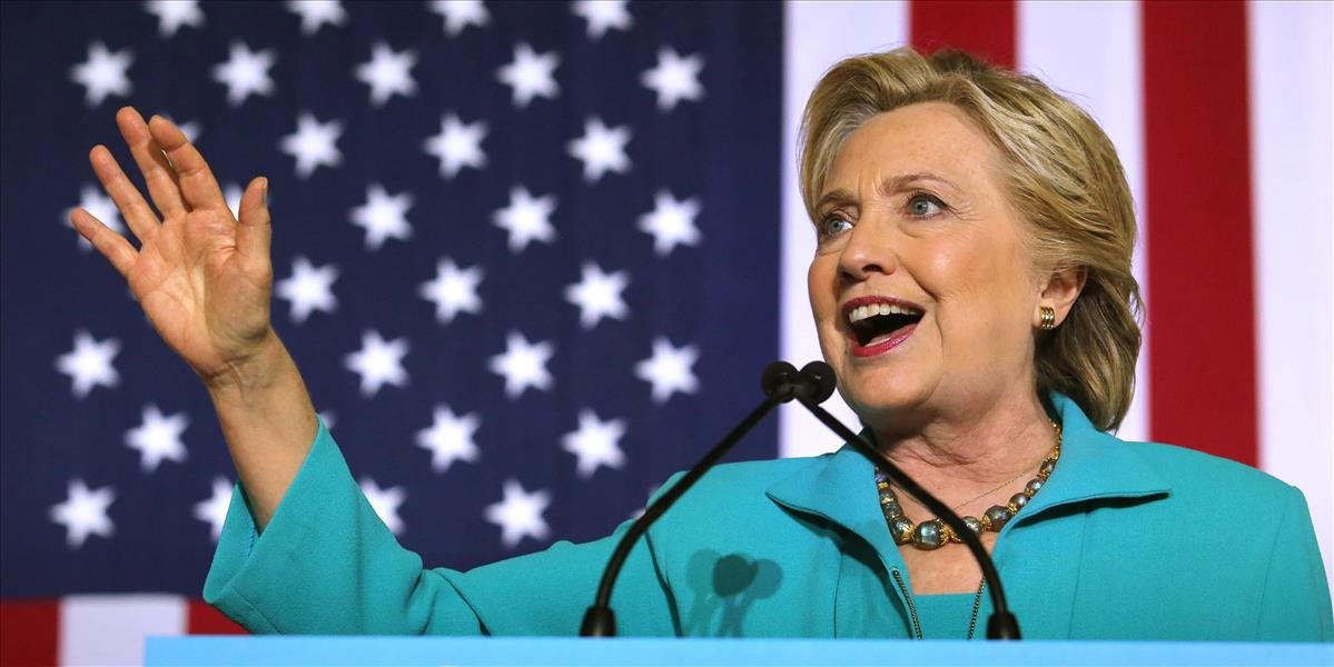 Clintonová kritizovala šéfa FBI za oznámenie vyšetrovania e-mailov pred voľbami