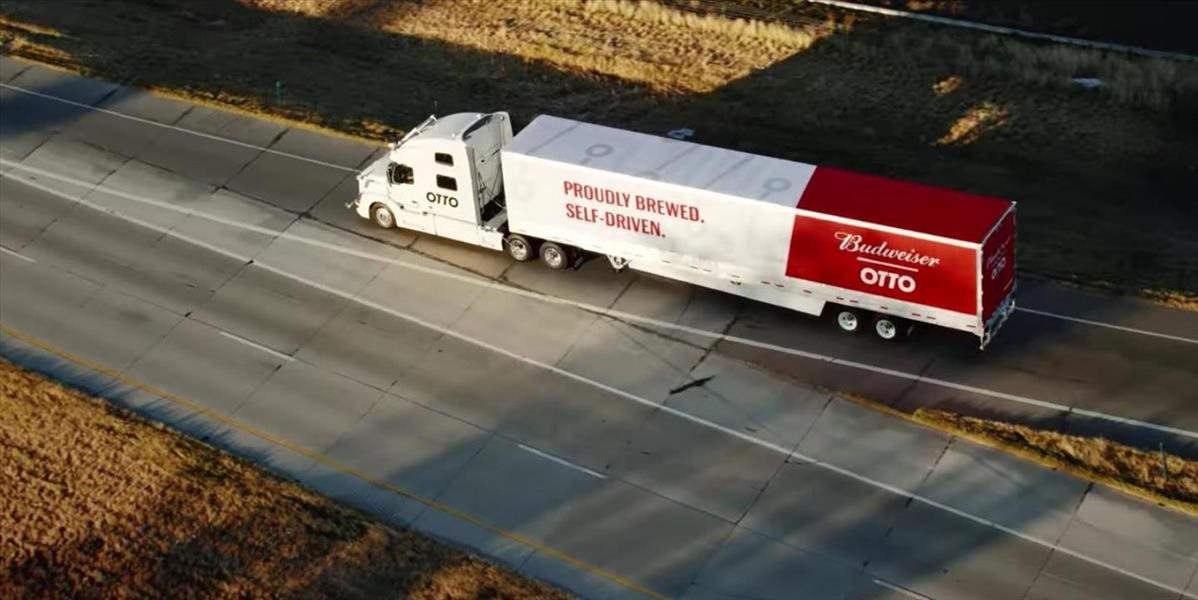 VIDEO Kamión bez šoféra úspešne previezol dodávku piva