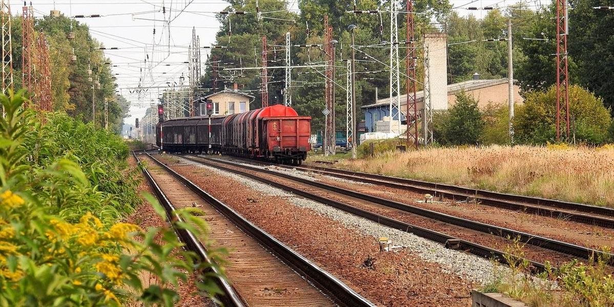 Tragédia v Trebišove: Nákladný vlak zrazil a usmrtil muža na koľaji