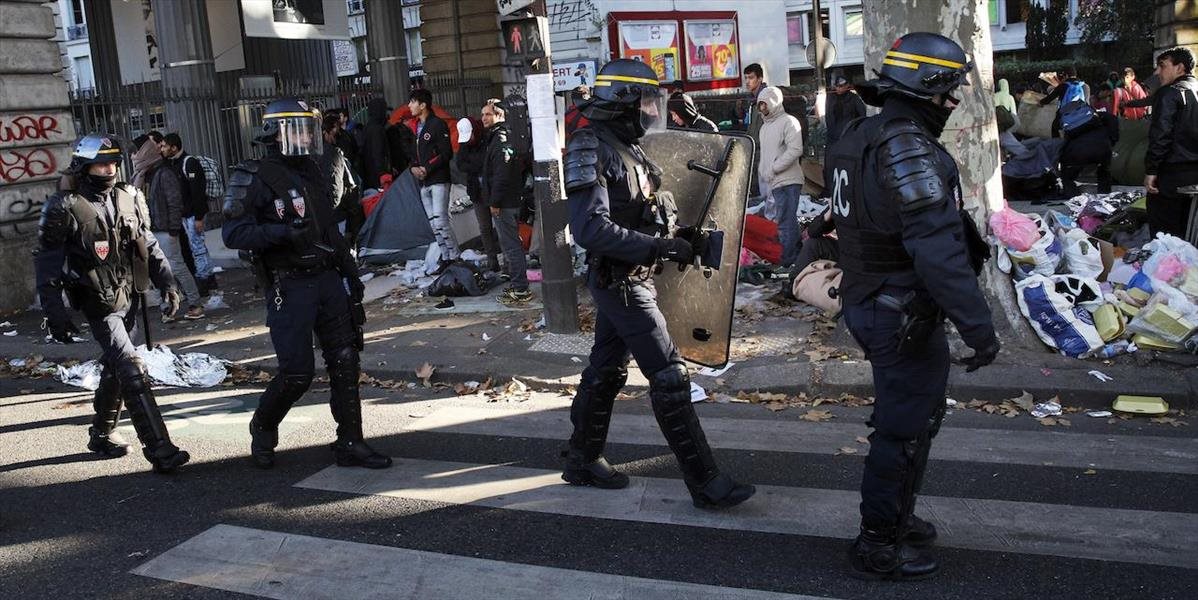 VIDEO Polícia zasahuje v provizórnom utečeneckom tábore v Paríži