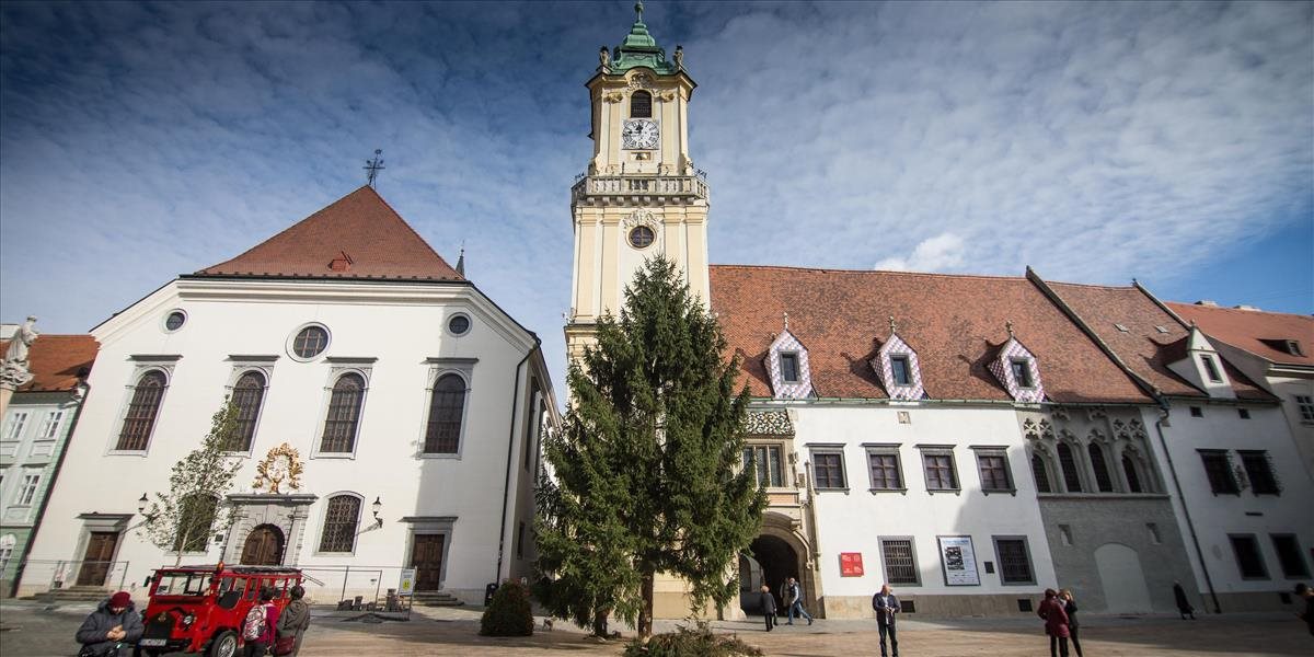 FOTO Na bratislavskom Hlavnom námestí už stojí vianočný stromček