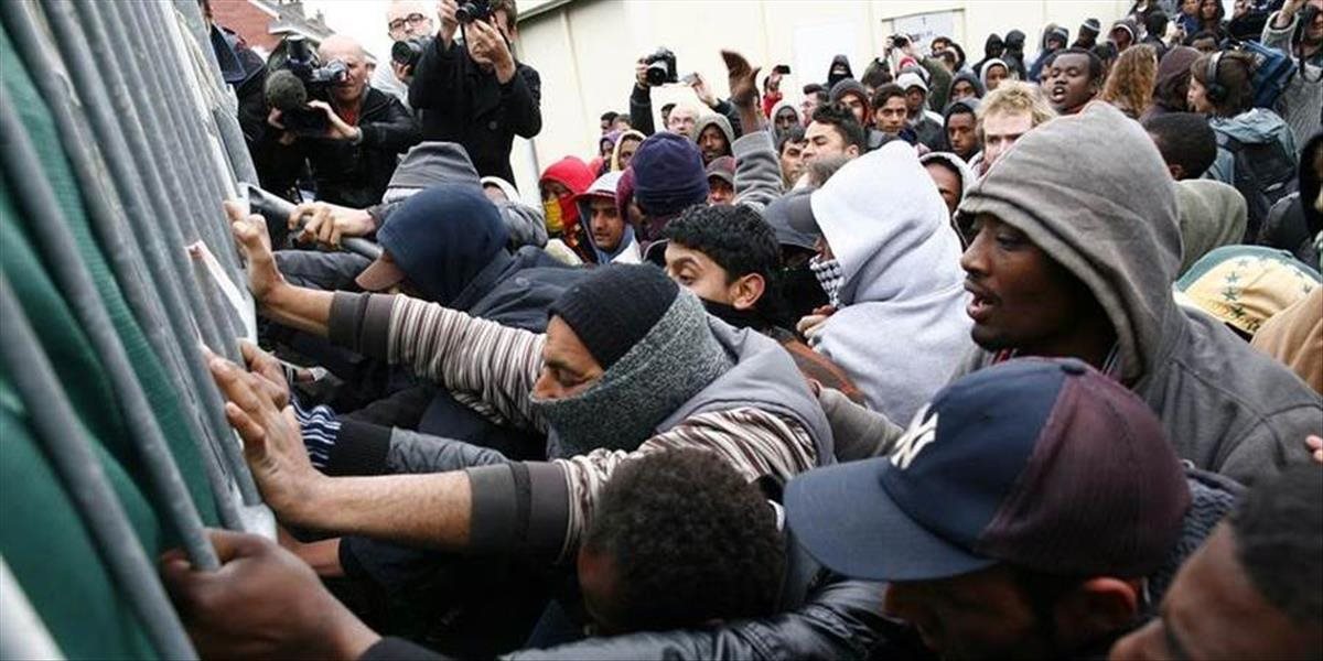 Viac ako 30 migrantov a traja policajti sa zranili pri nepokojoch v španielskej exkláve Ceuta