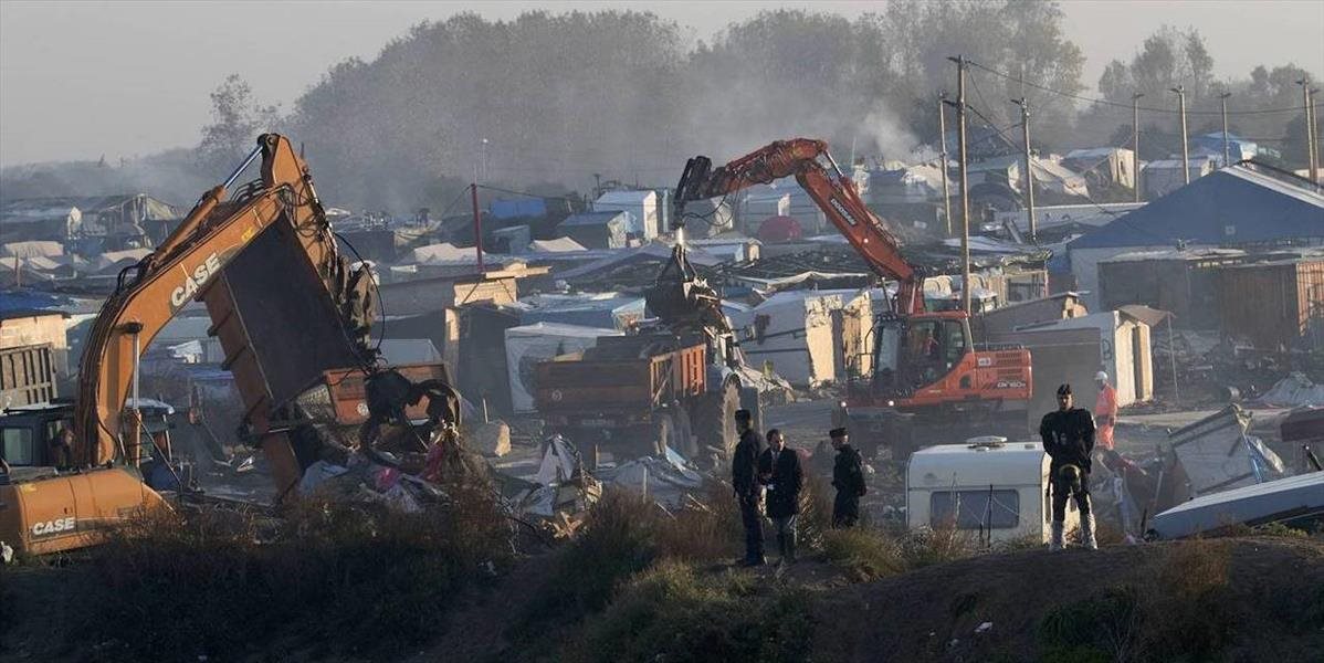 Búranie chatrčí migrantov vo francúzskom Calais je dokončené