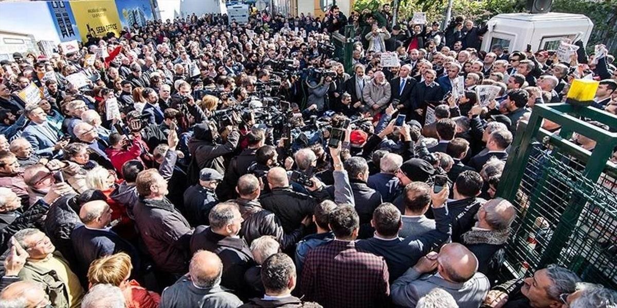 Turecký opozičný denník Cumhuriyet nekapituloval ani po zadržaní šéfredaktora