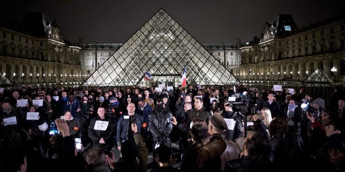 Nespokojní francúzski policajti demonštrovali pred Pyramídou v Louvri