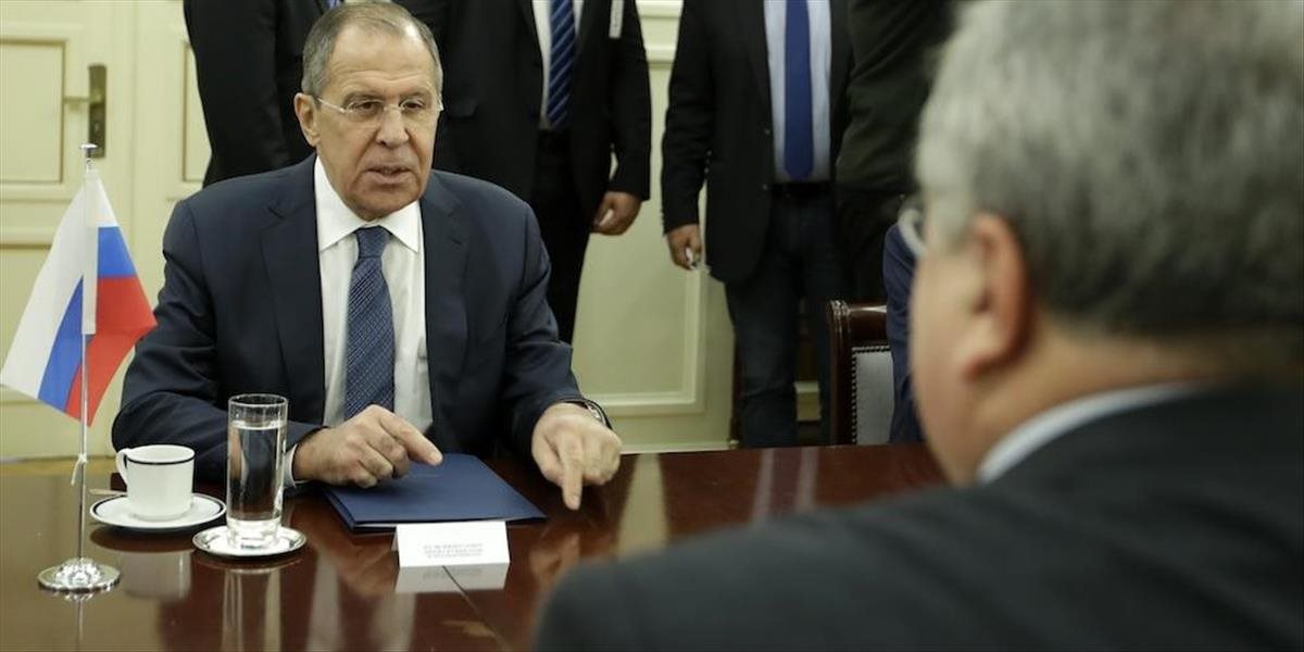 Lavrov obvinil nemenované krajiny, že sabotujú mierové rokovania o Sýrii