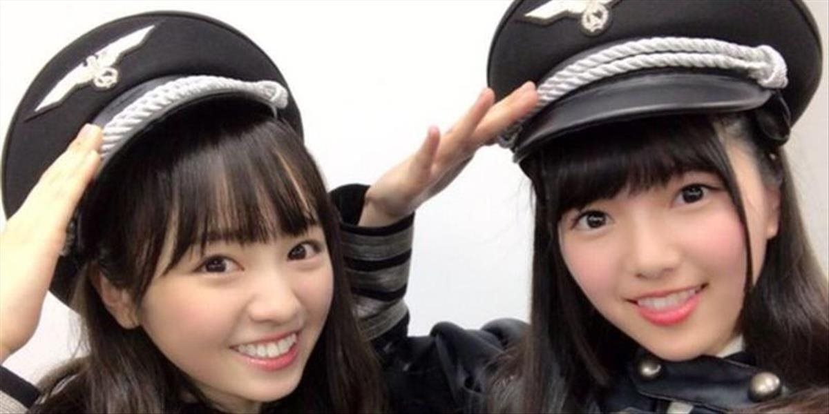 Šokujúce FOTO Japonská skupina na koncerte vystúpila v nacistických uniformách, Židia sa búria