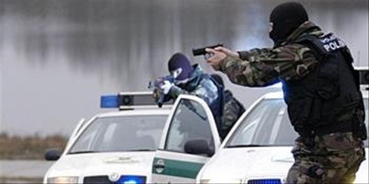 Pri policajnom zásahu v Bratislave sa zranili dve osoby