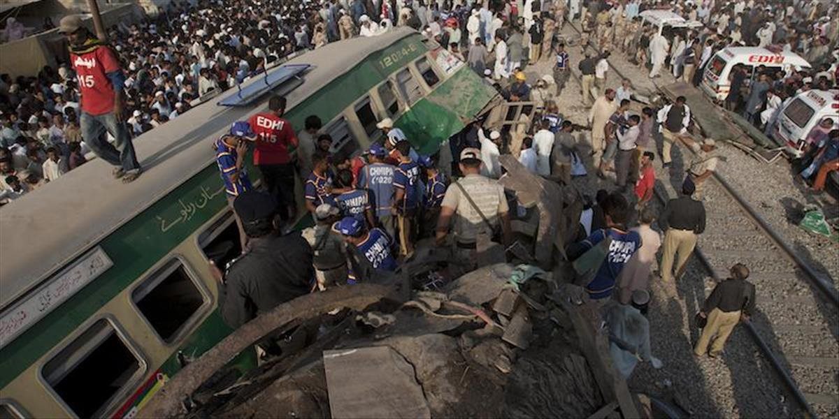 FOTO Tragédia v Pakistane: Vlak narazil do stojacej súpravy, najmenej 17 mŕtvych