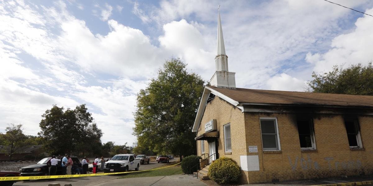 FBI vyšetruje útok podpaľačov na černošský kostol v štáte Mississippi