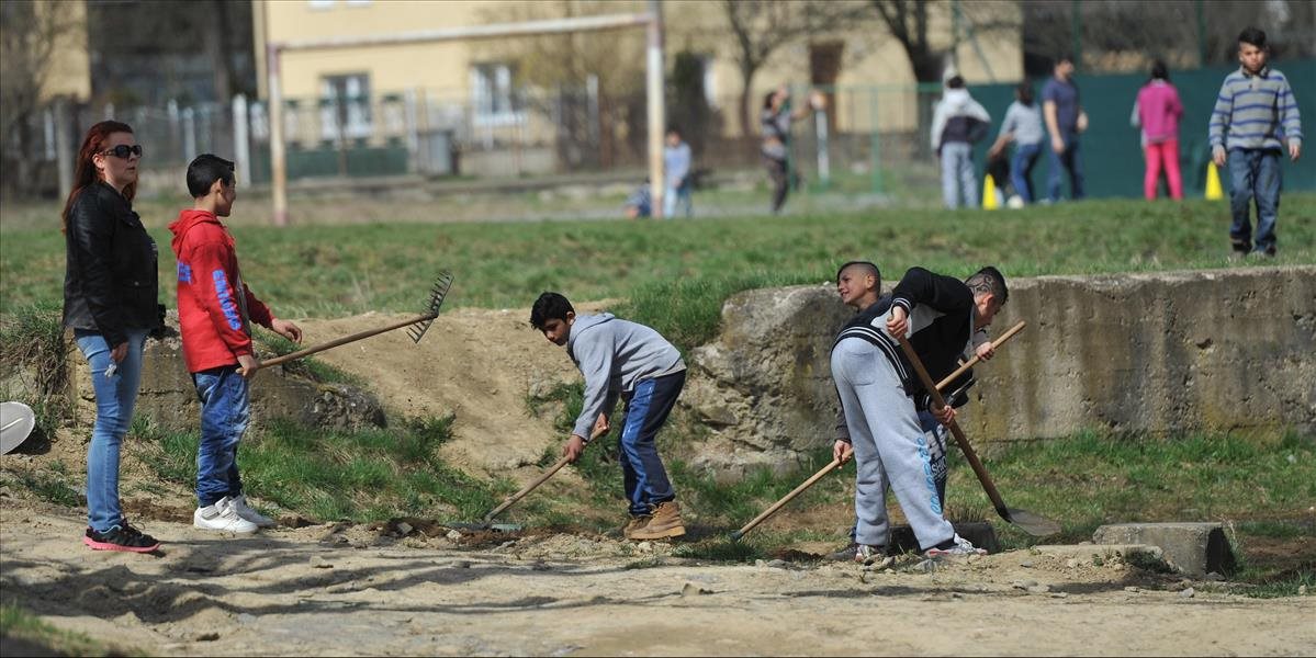 Takmer 300 zamestnancom Zdravých komunít z rómskych osád hrozí strata práce