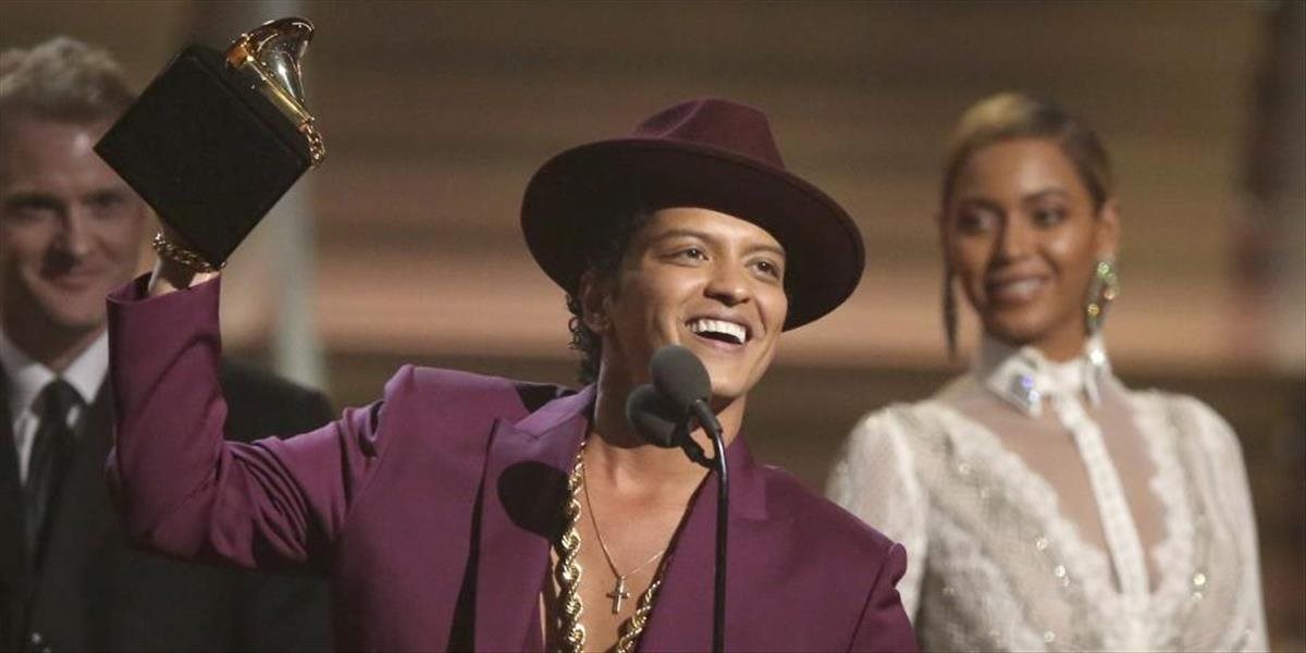 Bruno Mars zverejnil skladbu Versace on The Floor