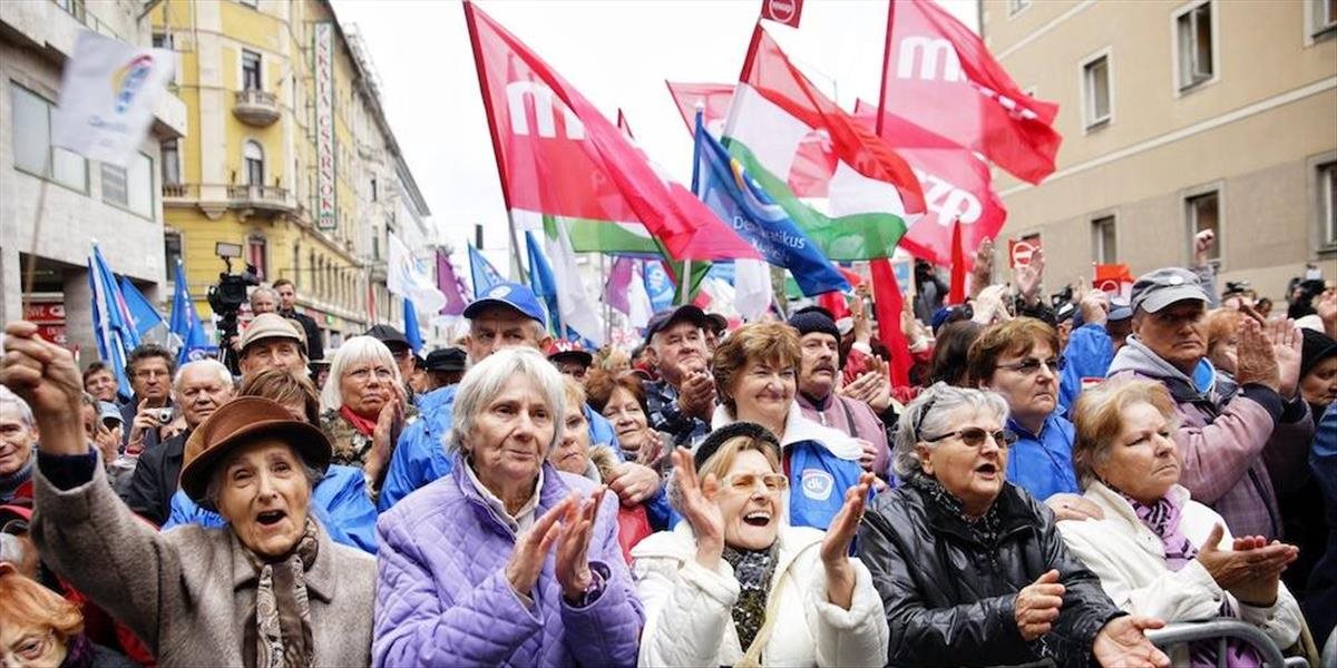 Pri výročí potlačenia revolúcie 1956 spustili v Maďarsku vlajku na pol žrde