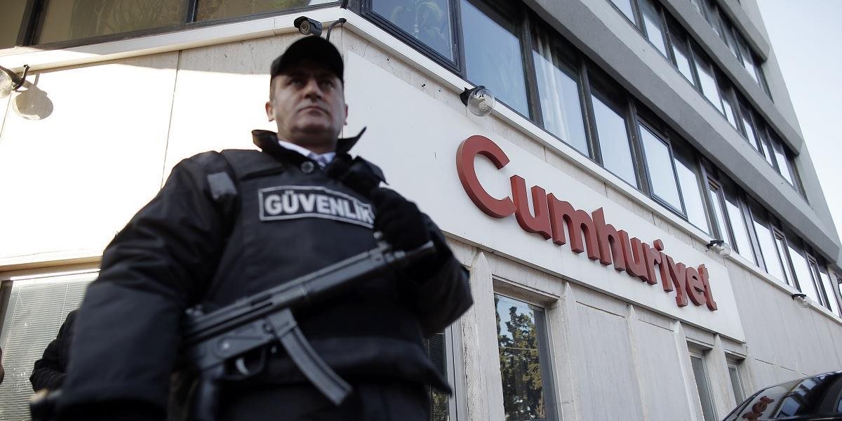 Turecký súd ponechal 9 pracovníkov denníka Cumhuriyet vo vyšetrovacej väzbe