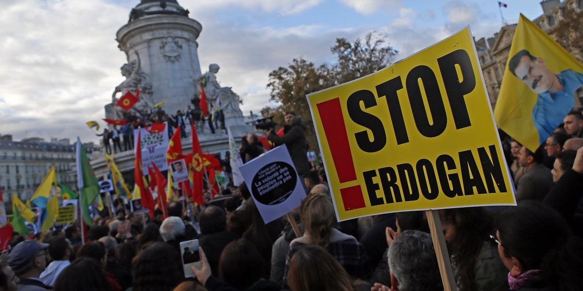 Tísice demonštrantov v sobotu vyšlo do ulíc Paríža