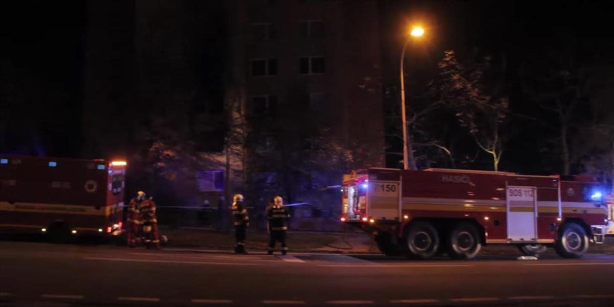 VIDEO V bratislavskej Dúbravke horel ďalší byt: Evakuovali 57 ľudí