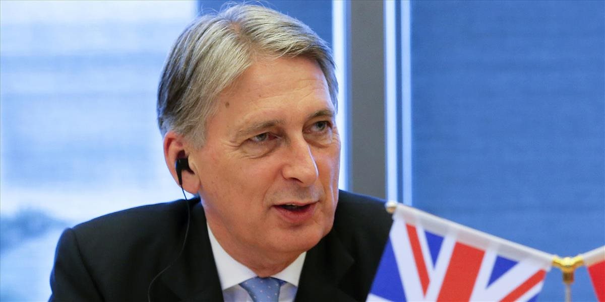 Britský minister financií čelí diere v rozpočte vo výške 25 miliárd libier