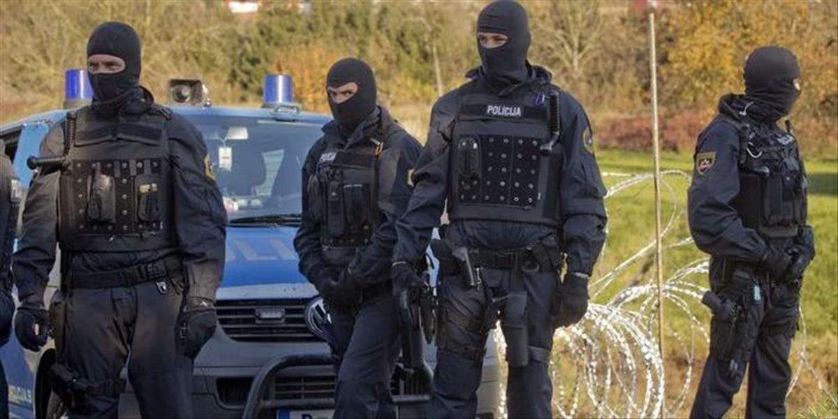 Slovinská polícia objavila dodávku, v ktorej pašovali 21 migrantov