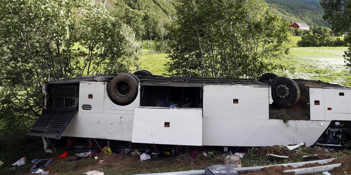 V Iráne havaroval autobus so šiitskými pútnikmi, zahynuli desiatky ľudí