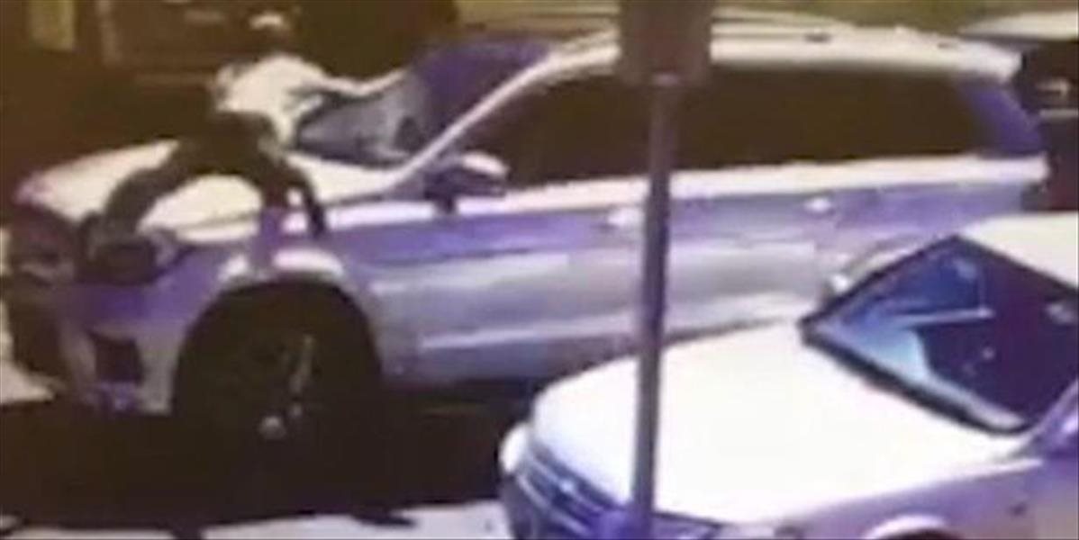Šokujúce VIDEO Zlodej ukradol auto so 6-mesačným bábätkom, žena sa hodila na kapotu