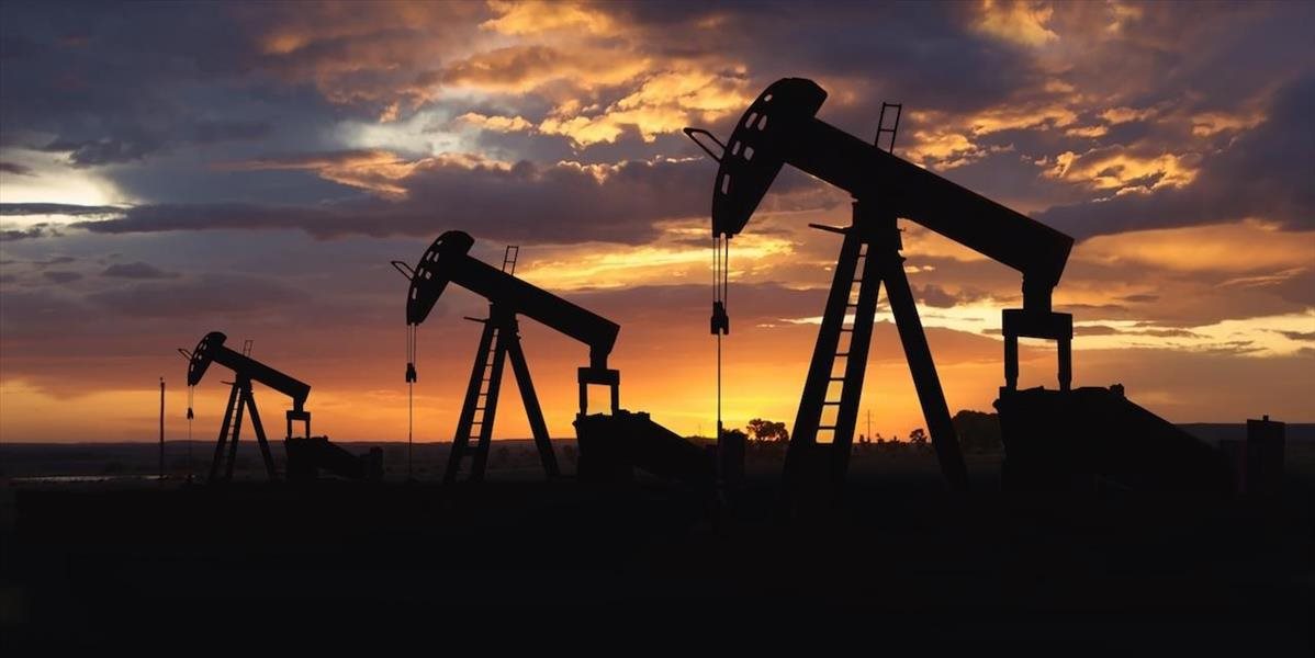 IEA varuje pred prebytkom ropy na svetovom trhu v roku 2017
