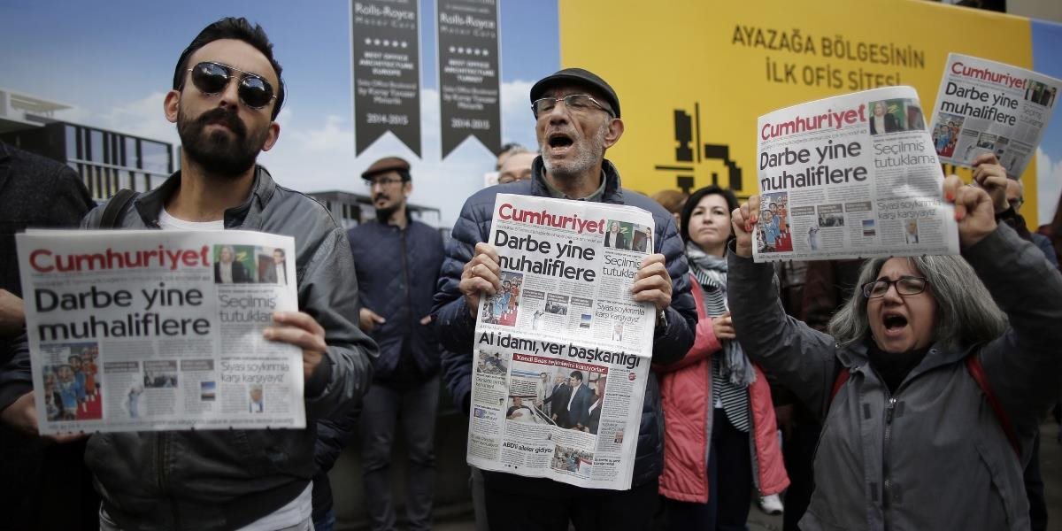 V Turecku zatkli výkonného riaditeľa opozičného denníka Cumhuriyet