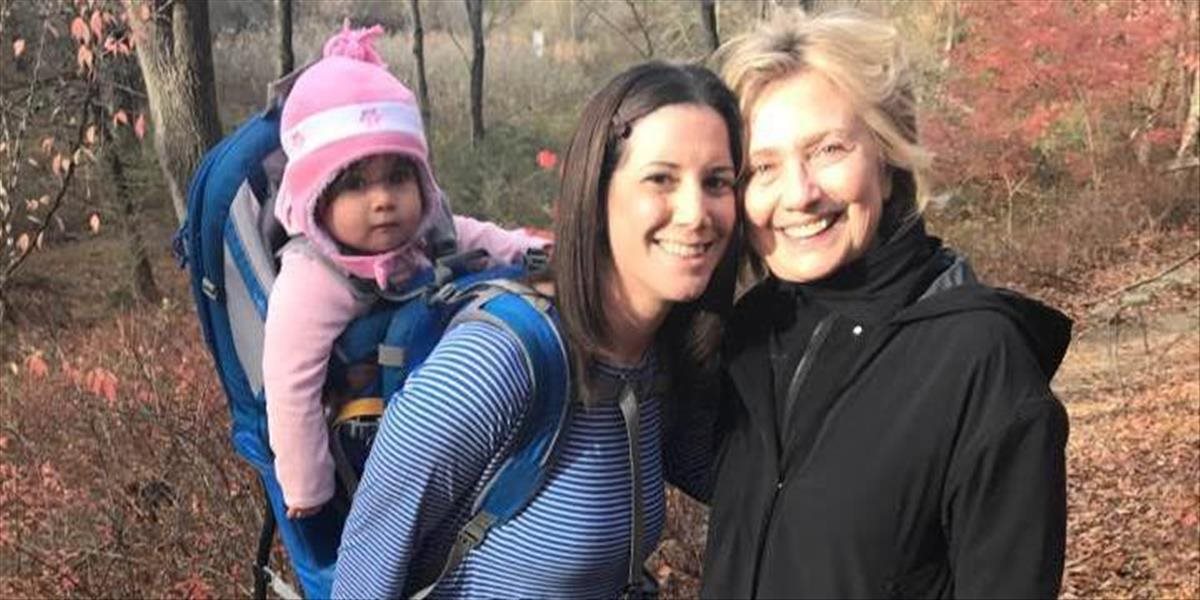 Sklamaná volička stretla pri relaxačnej prechádzke lesom Clintonovú, navzájom sa objali