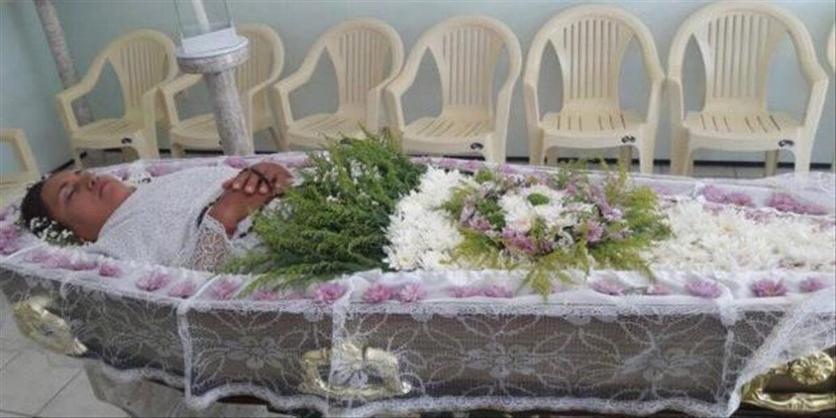 VIDEO Morbídne chúťky: Táto žena si zorganizovala vlastný pohreb zaživa