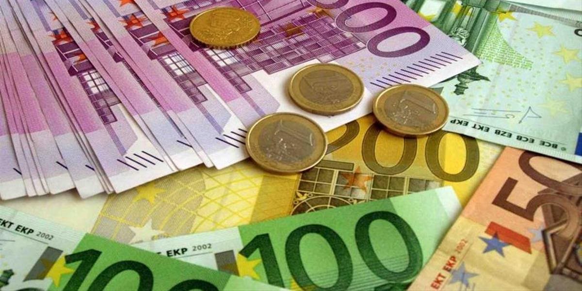 Euro oslabilo voči doláru, americká mena klesla oproti jenu