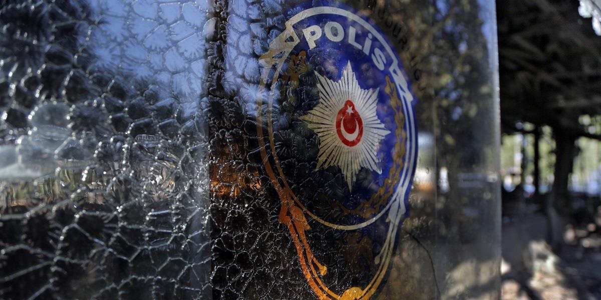 Turecko pozastavilo kvôli terorizmu činnosť 370 občianskych združení