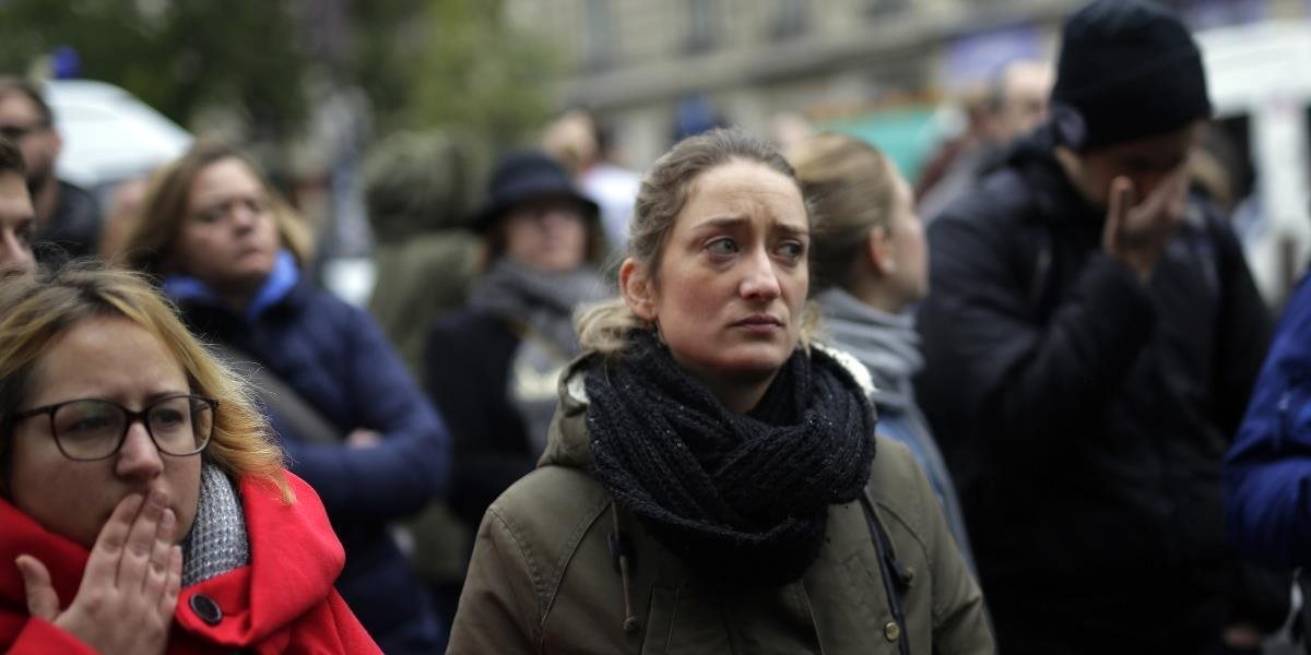 Rok po sérii koordinovaných teroristických útokov v Paríži vzdalo dnes Francúzsko týmto obetiam poctu