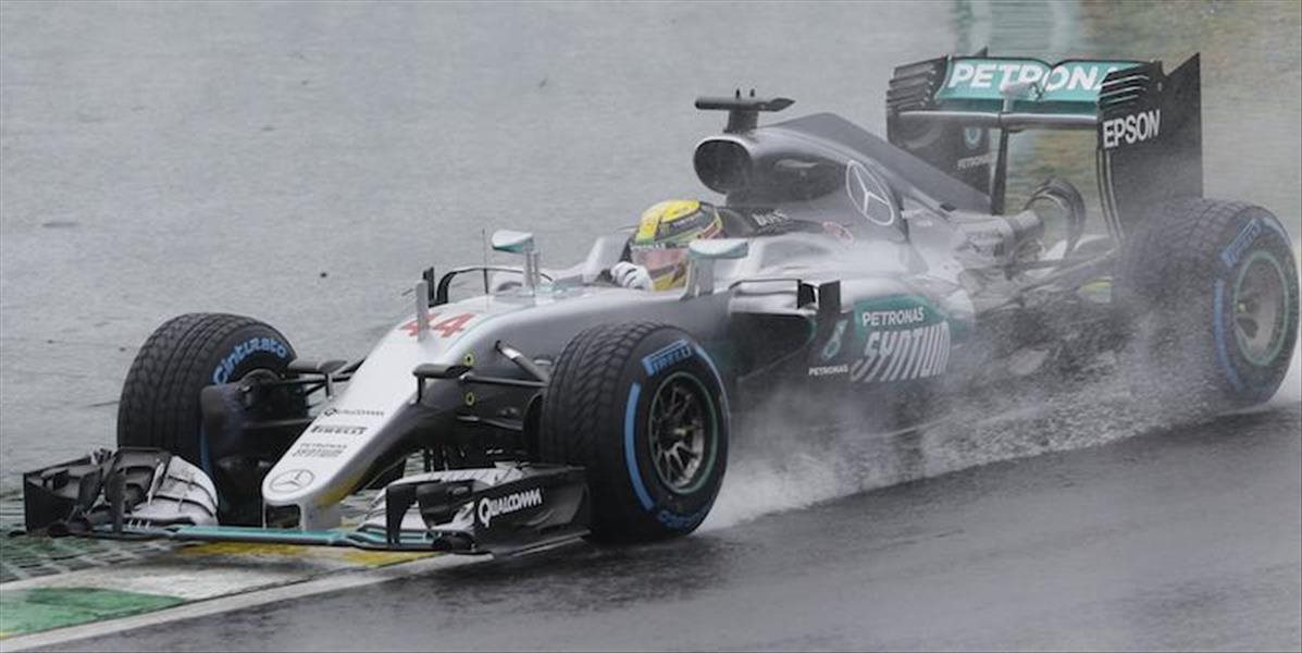 F1: Dvakrát prerušenú VC Brazílie vyhral Hamilton a prekazil oslavy Rosberga