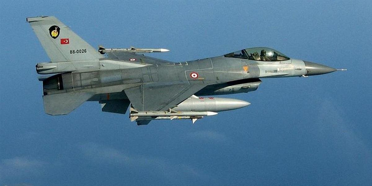 Turecké lietadlá zasiahli v Sýrii 15 cieľov Islamského štátu